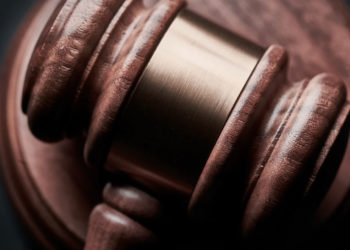 추방재판 통보서는 추방재판의 시작을 알리는 것