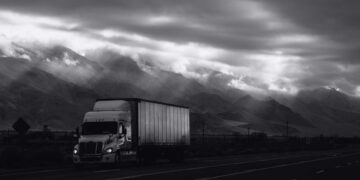 갓길 주차된 트럭과 추돌해 운전자가 사망했습니다