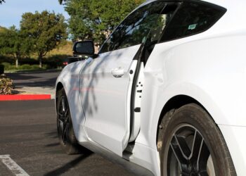 차 타려고 무심코 문열다 쾅! 개문사고. 누구 잘못인가?