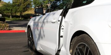 차 타려고 무심코 문열다 쾅! 개문사고. 누구 잘못인가?